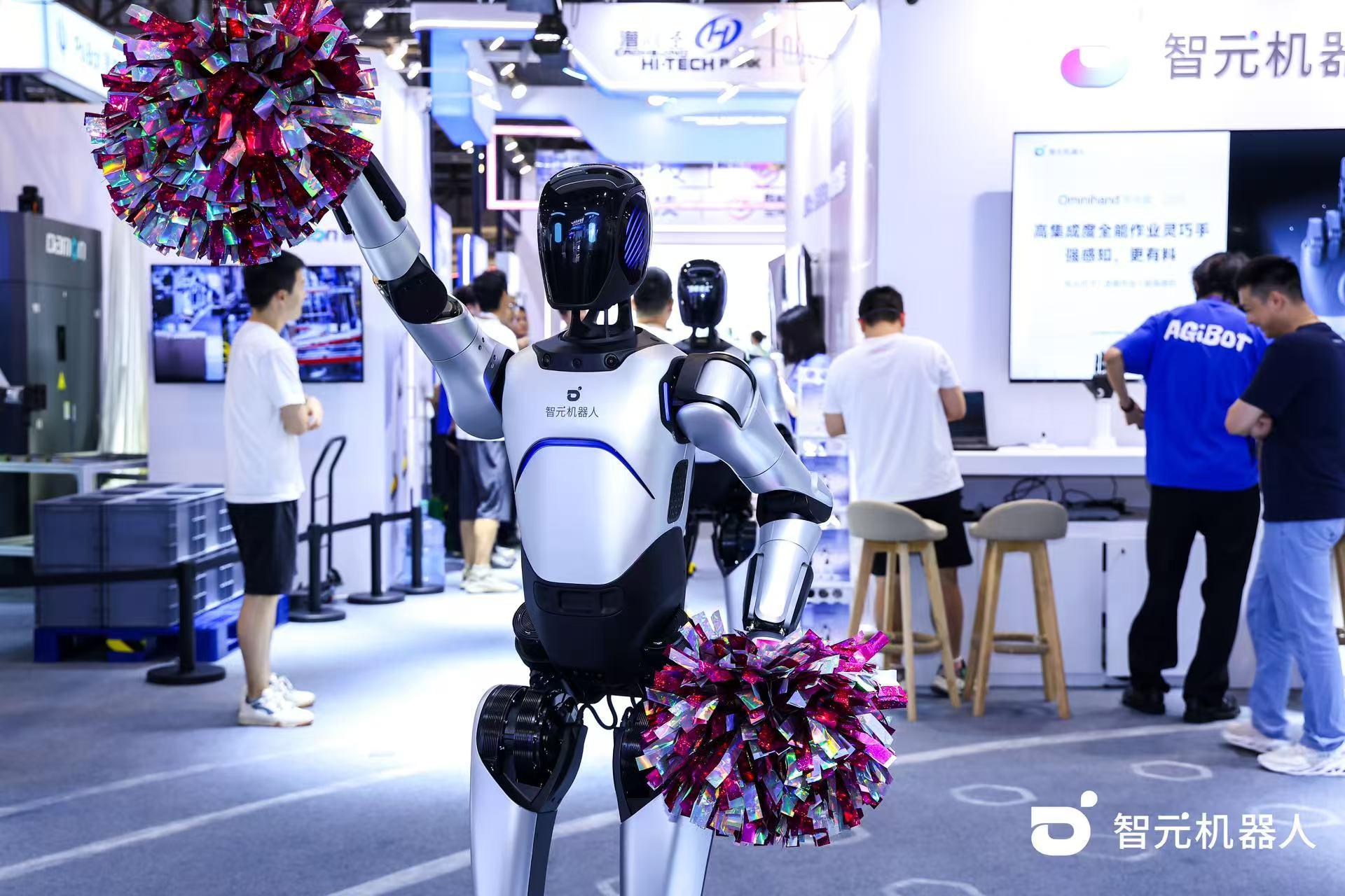 今年会官方网站机器人 WAIC 首日展台火爆，机器...